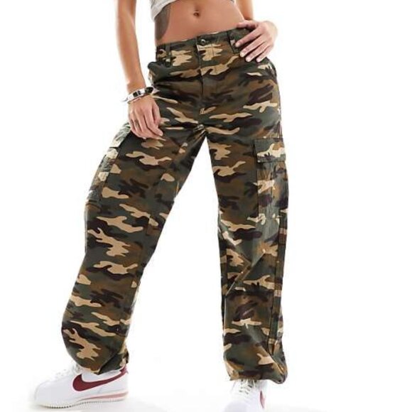 Levi's Women's '94 Baggy Cargo Pants in Camo Print - Picture 1 of 9